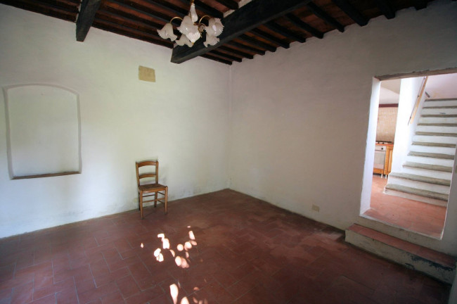 Rustico in stile Toscano con terreno in vendita a Lamporecchio