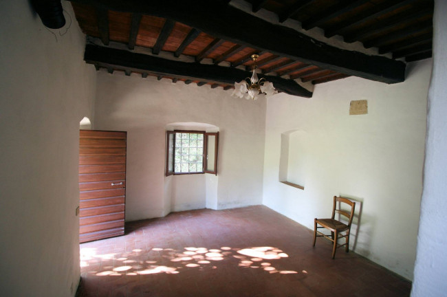 Rustico in stile Toscano con terreno in vendita a Lamporecchio