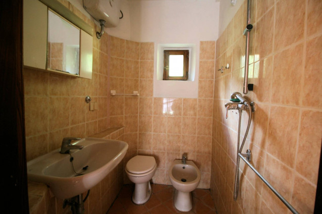 Rustico in stile Toscano con terreno in vendita a Lamporecchio