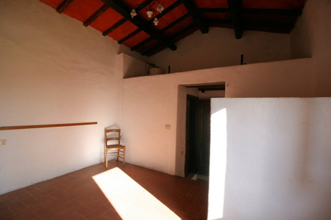 Rustico in stile Toscano con terreno in vendita a Lamporecchio