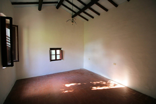 Rustico in stile Toscano con terreno in vendita a Lamporecchio