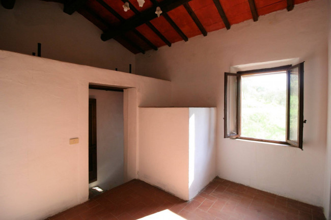 Rustico in stile Toscano con terreno in vendita a Lamporecchio