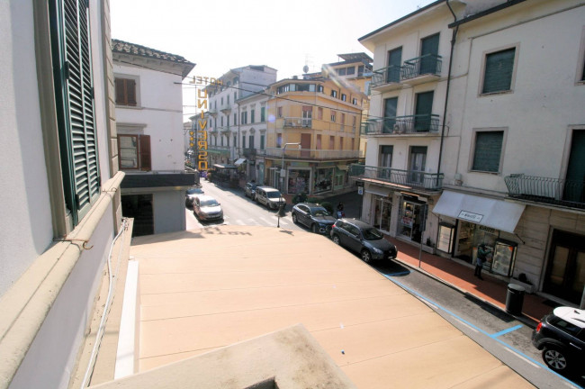 UNITA' IMMOBILIARE DI AMPIA SUPERFICIE CON OTTIME POTENZIALITA' DI UTILIZZO IN POSIZIONE CENTRALE in vendita a Montecatini-Terme