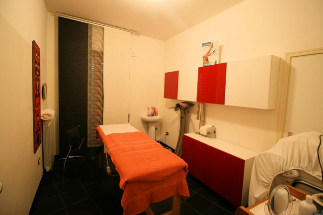 UNITA' IMMOBILIARE DI AMPIA SUPERFICIE CON OTTIME POTENZIALITA' DI UTILIZZO IN POSIZIONE CENTRALE in vendita a Montecatini-Terme