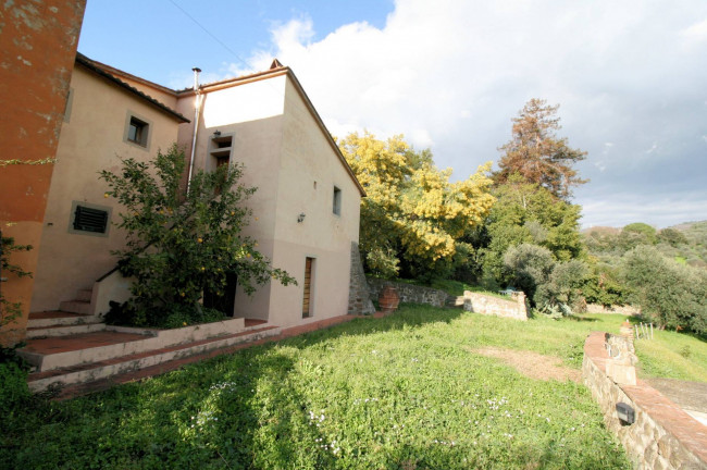 Terratetto ristrutturato libero su tre lati di ampia superficie con terreno e vista panoramica in vendita a Lamporecchio