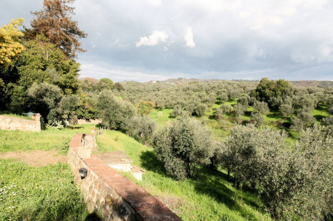 Terratetto ristrutturato libero su tre lati di ampia superficie con terreno e vista panoramica in vendita a Lamporecchio