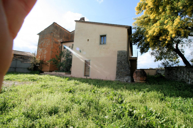 Terratetto ristrutturato libero su tre lati di ampia superficie con terreno e vista panoramica in vendita a Lamporecchio