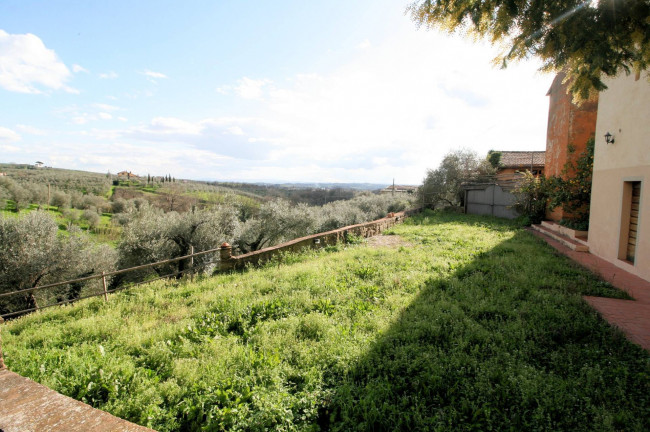 Terratetto ristrutturato libero su tre lati di ampia superficie con terreno e vista panoramica in vendita a Lamporecchio