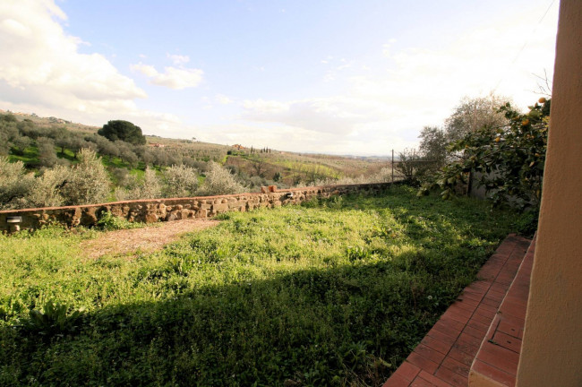 Terratetto ristrutturato libero su tre lati di ampia superficie con terreno e vista panoramica in vendita a Lamporecchio