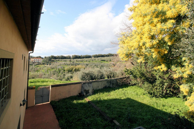 Terratetto ristrutturato libero su tre lati di ampia superficie con terreno e vista panoramica in vendita a Lamporecchio