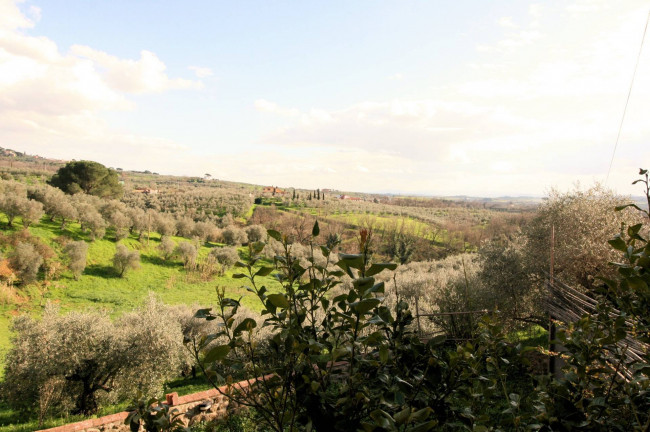Terratetto ristrutturato libero su tre lati di ampia superficie con terreno e vista panoramica in vendita a Lamporecchio