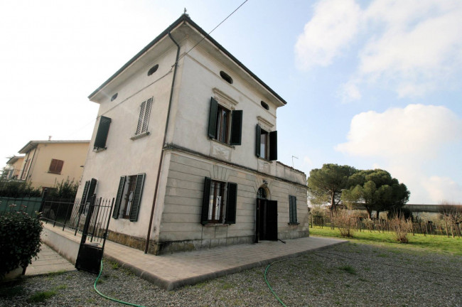 Terratetto libero su quattro lati con giardino in vendita a Altopascio