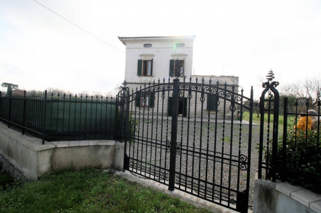 Terratetto libero su quattro lati con giardino in vendita a Altopascio