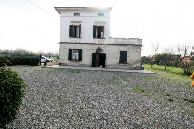 Terratetto libero su quattro lati con giardino in vendita a Altopascio