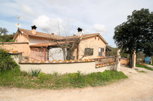 Porzione terratetto di villetta bifamiliare con giardino privato in ottima posizione in vendita a Roccastrada