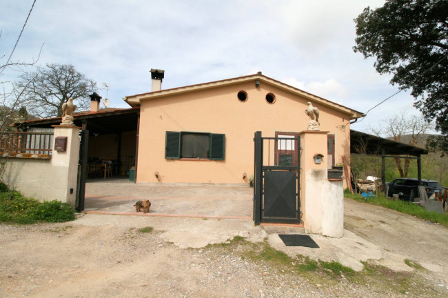 Porzione terratetto di villetta bifamiliare con giardino privato in ottima posizione in vendita a Roccastrada