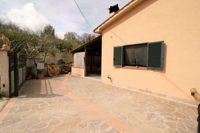 Porzione terratetto di villetta bifamiliare con giardino privato in ottima posizione in vendita a Roccastrada