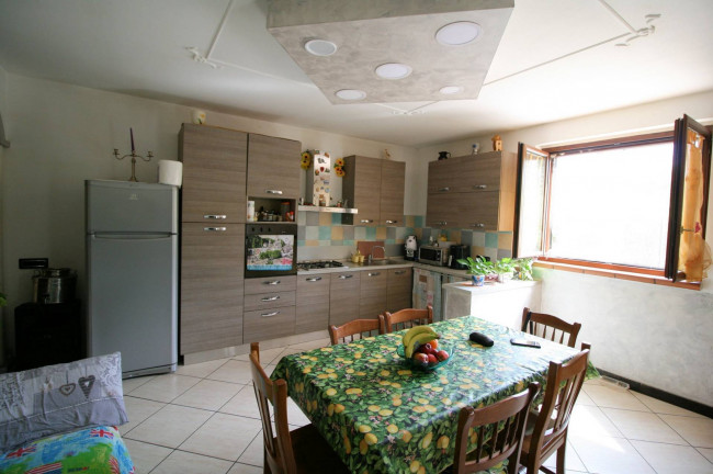 Porzione terratetto di villetta bifamiliare con giardino privato in ottima posizione in vendita a Roccastrada