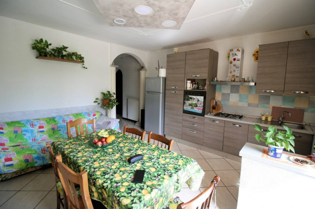 Porzione terratetto di villetta bifamiliare con giardino privato in ottima posizione in vendita a Roccastrada