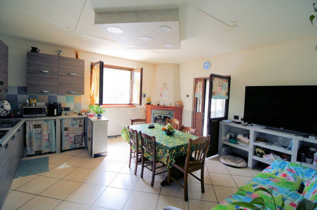 Porzione terratetto di villetta bifamiliare con giardino privato in ottima posizione in vendita a Roccastrada