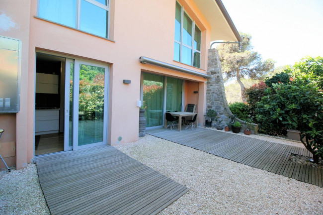 Villetta libera su quattro lati con giardino e vista mare in vendita a Livorno