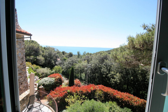 Villetta libera su quattro lati con giardino e vista mare in vendita a Livorno