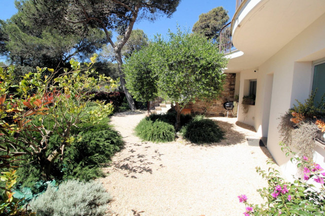 Villetta libera su quattro lati con giardino e vista mare in vendita a Livorno