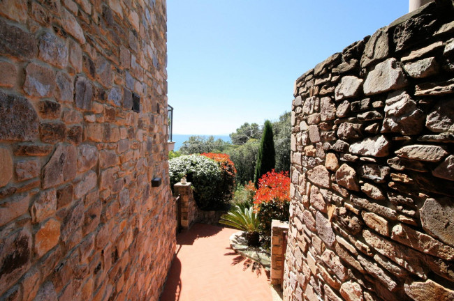 Villetta libera su quattro lati con giardino e vista mare in vendita a Livorno
