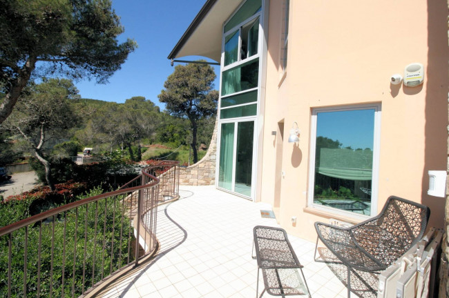 Villetta libera su quattro lati con giardino e vista mare in vendita a Livorno