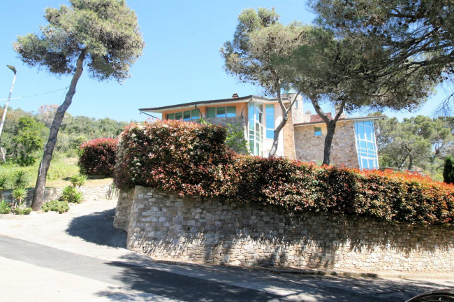 Villetta libera su quattro lati con giardino e vista mare in vendita a Livorno