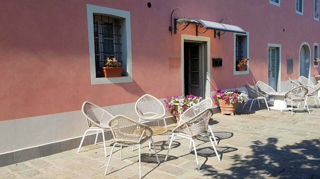 Casale ristrutturato con parco e piscina in vendita a Altopascio
