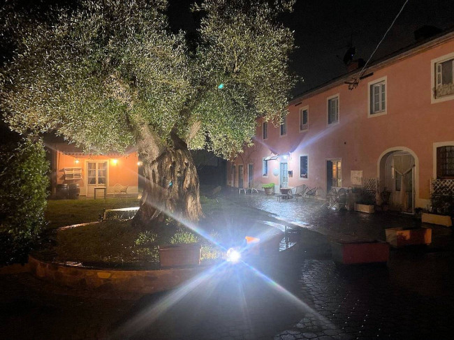 Casale ristrutturato con parco e piscina in vendita a Altopascio
