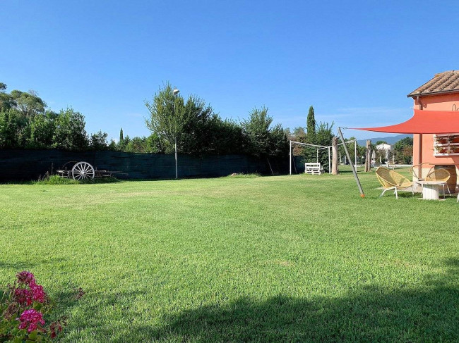Casale ristrutturato con parco e piscina in vendita a Altopascio