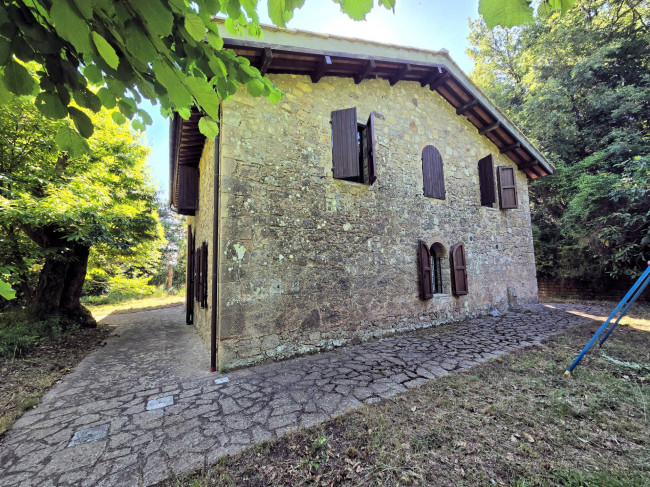 Rustico ristrutturato in posizione collinare in vendita a Roccastrada