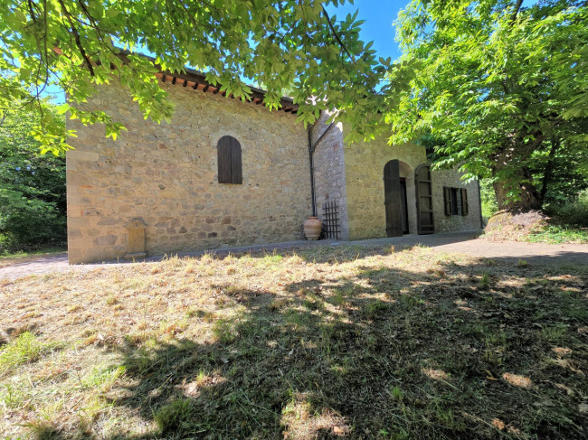 Rustico ristrutturato in posizione collinare in vendita a Roccastrada