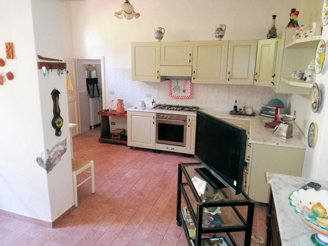 Complesso immobiliare di ampia superficie con villa d'epoca dependance e 150 ettari di terreno in posizione collinare in vendita a Montecatini Val di Cecina