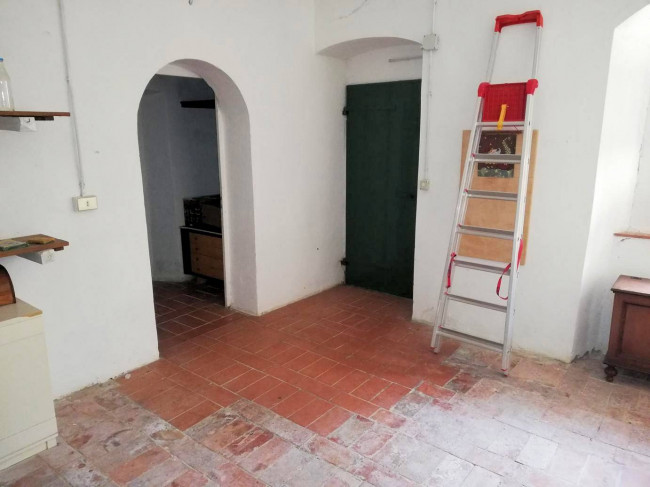 Complesso immobiliare di ampia superficie con villa d'epoca dependance e 150 ettari di terreno in posizione collinare in vendita a Montecatini Val di Cecina