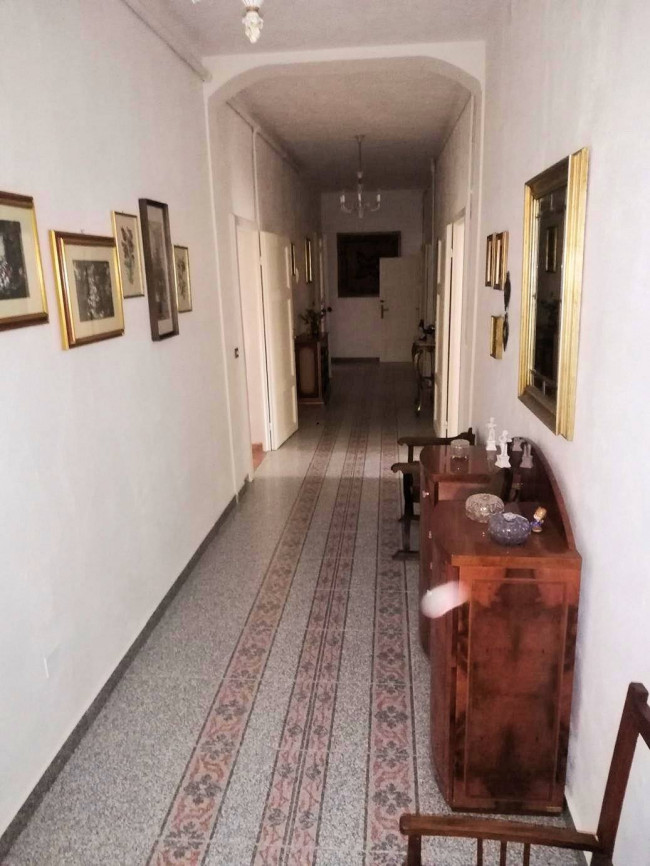 Complesso immobiliare di ampia superficie con villa d'epoca dependance e 150 ettari di terreno in posizione collinare in vendita a Montecatini Val di Cecina
