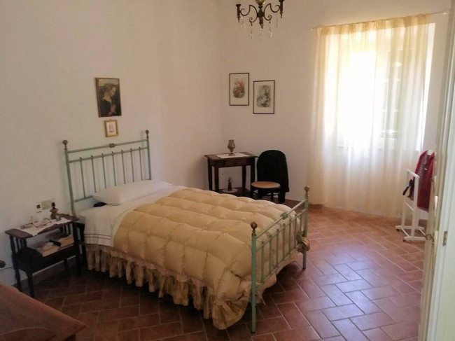 Complesso immobiliare di ampia superficie con villa d'epoca dependance e 150 ettari di terreno in posizione collinare in vendita a Montecatini Val di Cecina