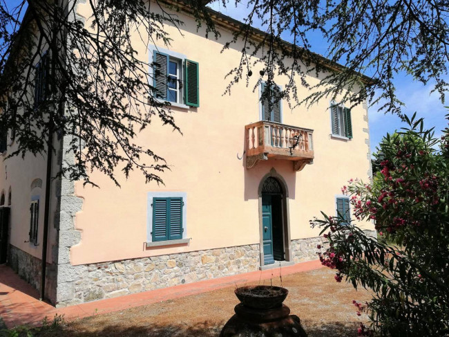 Complesso immobiliare di ampia superficie con villa d'epoca dependance e 150 ettari di terreno in posizione collinare in vendita a Montecatini Val di Cecina