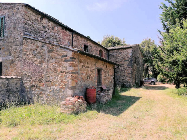 Complesso immobiliare di ampia superficie con villa d'epoca dependance e 150 ettari di terreno in posizione collinare in vendita a Montecatini Val di Cecina