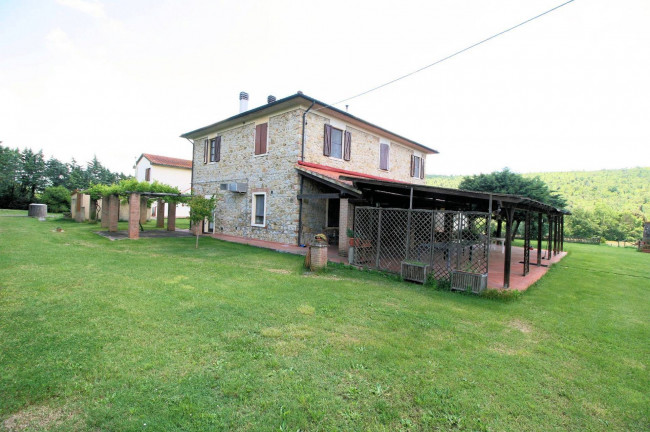 Casale in stile rustico Toscano con annessi e terreno a venti minuti dal mare in vendita a Monteverdi Marittimo