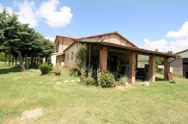 Casale in stile rustico Toscano con annessi e terreno a venti minuti dal mare in vendita a Monteverdi Marittimo
