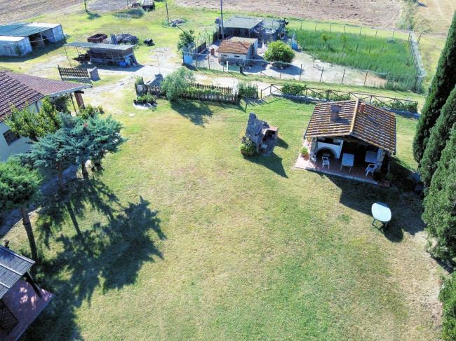 Casale in stile rustico Toscano con annessi e terreno a venti minuti dal mare in vendita a Monteverdi Marittimo