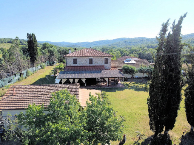 Casale in stile rustico Toscano con annessi e terreno a venti minuti dal mare in vendita a Monteverdi Marittimo