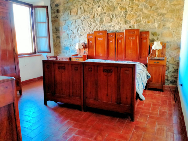 Casale in stile rustico Toscano con annessi e terreno a venti minuti dal mare in vendita a Monteverdi Marittimo