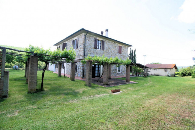 Complesso immobiliare di ampia superficie  con annessi e terreno a venti minuti dal mare in vendita a Monteverdi Marittimo