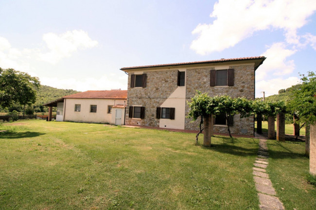 Complesso immobiliare di ampia superficie  con annessi e terreno a venti minuti dal mare in vendita a Monteverdi Marittimo