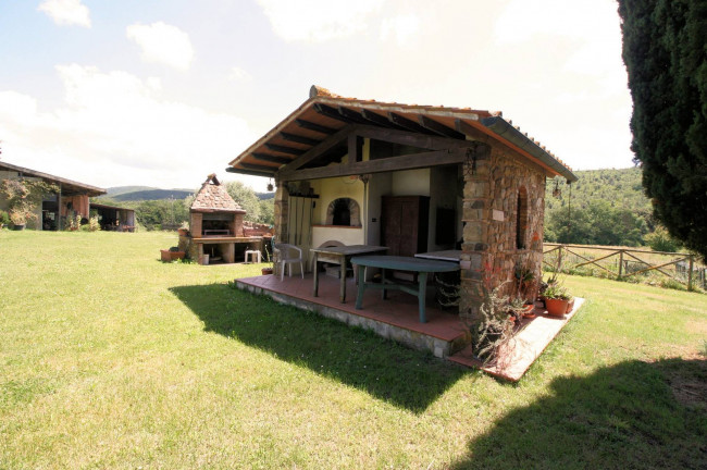 Complesso immobiliare di ampia superficie  con annessi e terreno a venti minuti dal mare in vendita a Monteverdi Marittimo