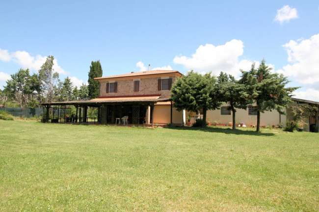 Complesso immobiliare di ampia superficie  con annessi e terreno a venti minuti dal mare in vendita a Monteverdi Marittimo